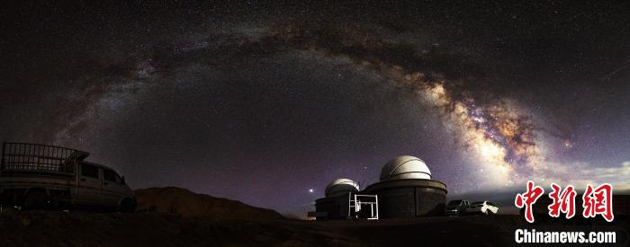 資料圖為冷湖賽什騰山天文臺址的星空。　冷湖工業(yè)園區(qū)供圖