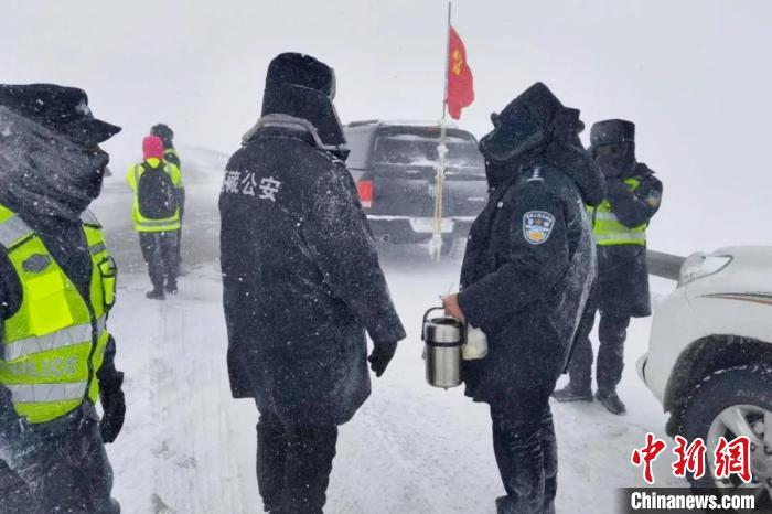 強(qiáng)降雪后，西藏安多縣警方在國道109線唐古拉山段開展除雪保通工作。　安多縣公安局 供圖 攝