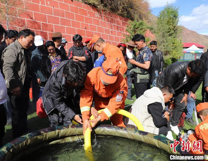 圖為森林消防員為護(hù)林員講解滅火裝備的使用方法。　昌都市森林消防支隊(duì) 供圖