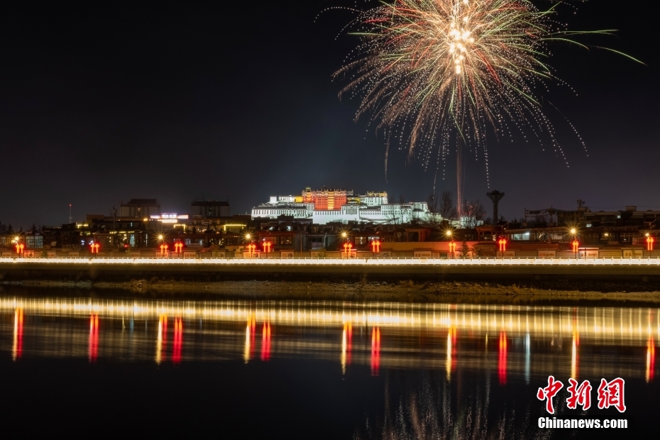 資料圖為2022年3月1日，拉薩迎來(lái)藏歷新年“古突夜”，煙花與被燈光照亮的布達(dá)拉宮交相輝映。 <a target='_blank' href='/'><p  align=