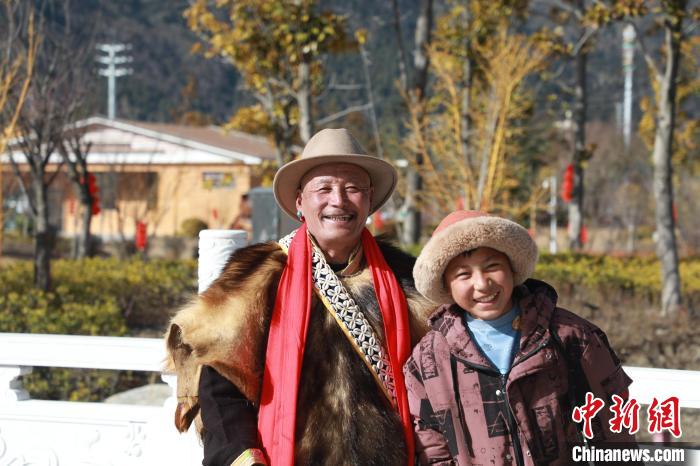 圖為林芝市巴宜區(qū)布久鄉(xiāng)仲果村村民桑杰與孫子一起參加藏歷新年活動(dòng)。　張力 攝