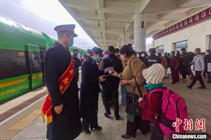 日喀則火車站工作人員引導(dǎo)乘客乘坐高原復(fù)興號(hào)。　斗山得 攝