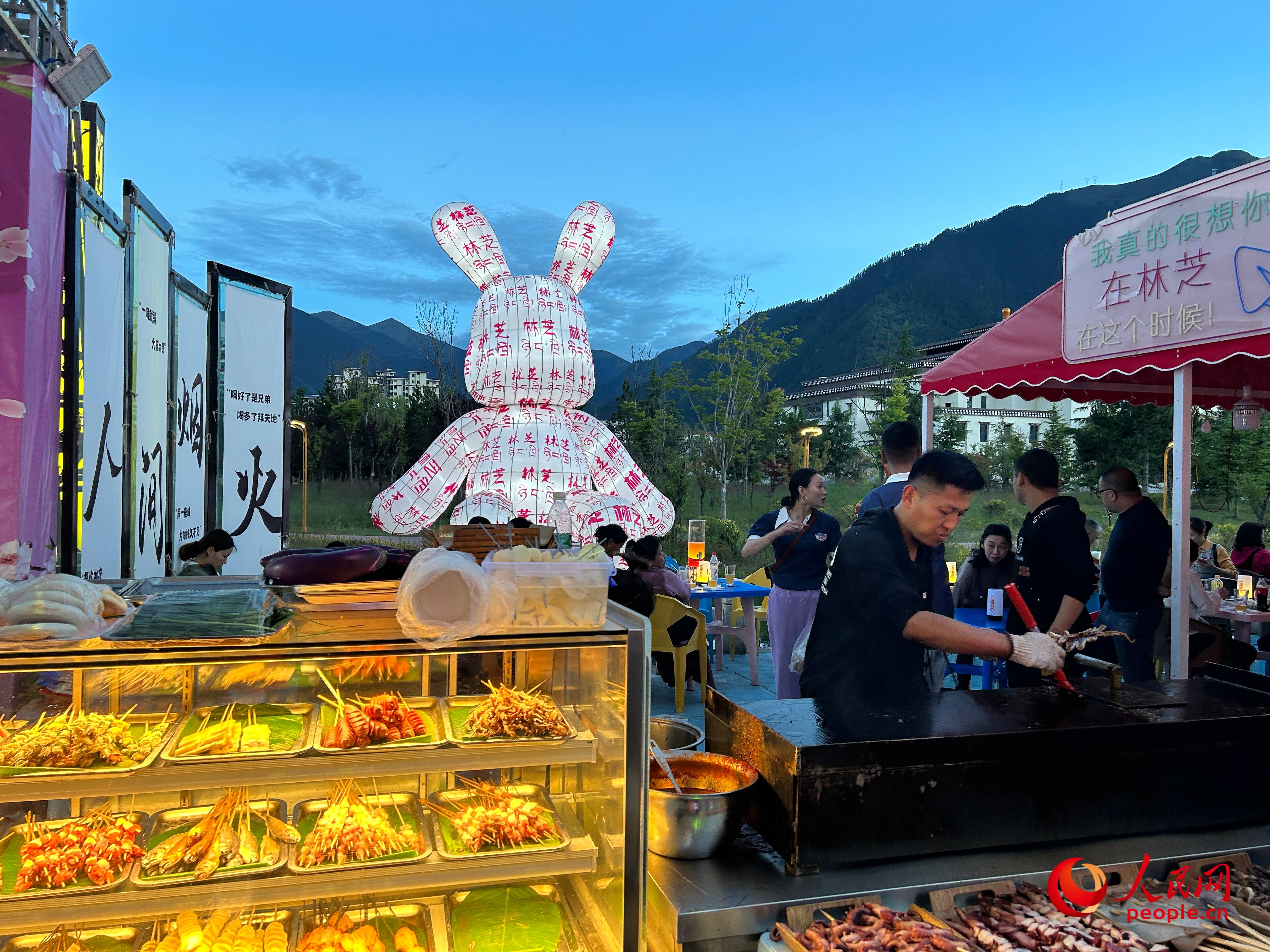 工布公園里的夜市，滿滿“煙火氣”。人民網(wǎng) 周靜圓攝