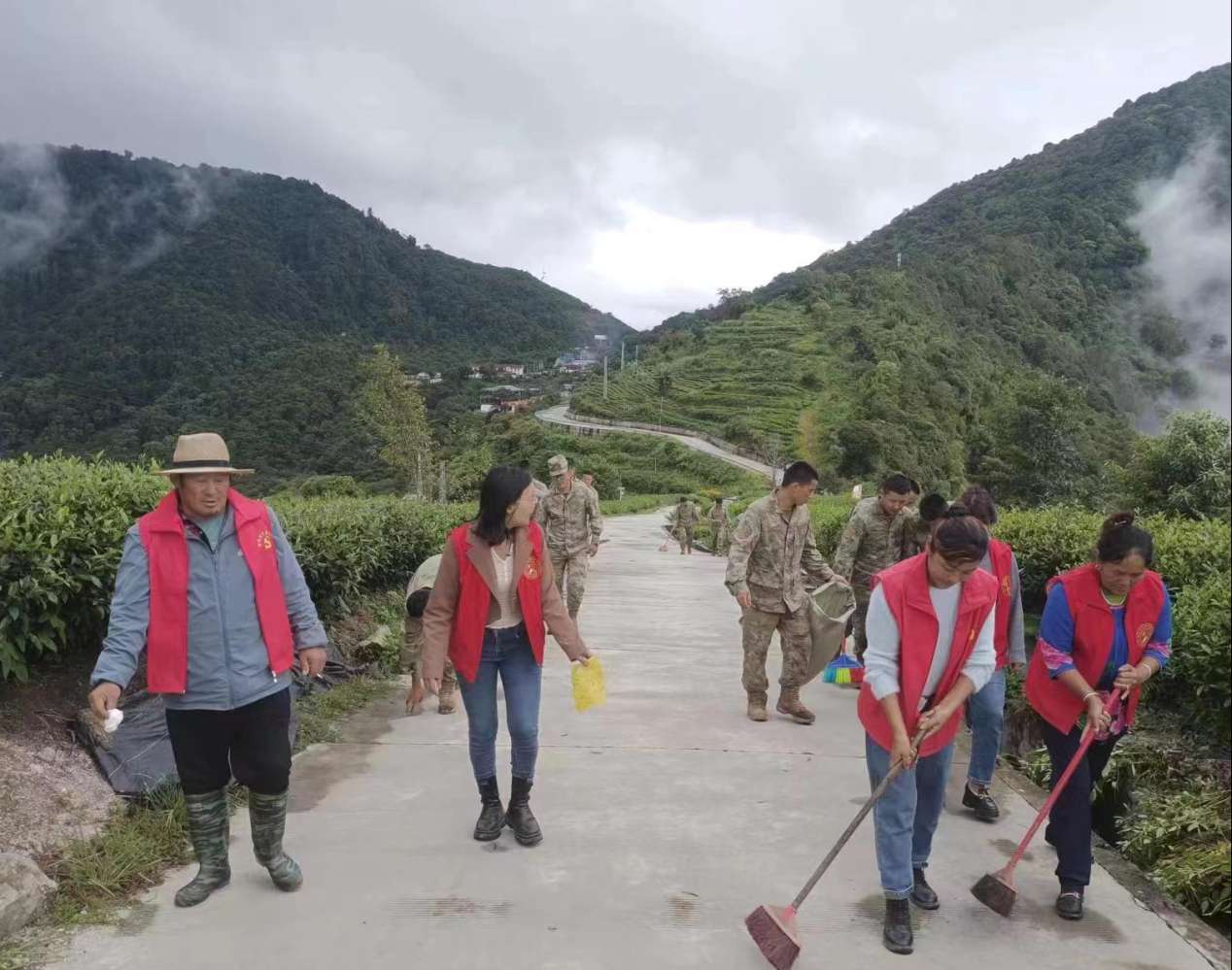 圖為：墨脫縣背崩鄉(xiāng)格林村軍地黨組織共同開展“愛(ài)我墨脫、靚我家園”主題黨日活動(dòng)