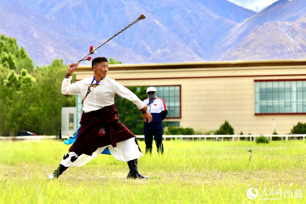 參賽選手在拉薩首屆農(nóng)牧民運(yùn)動(dòng)會(huì)上進(jìn)行“古朵”比賽（“古朵”指的是用牦牛毛或者山羊毛編織成的拋石繩，可以將石頭投擲到較遠(yuǎn)的地方，是牧民們用來(lái)放牧的工具）。