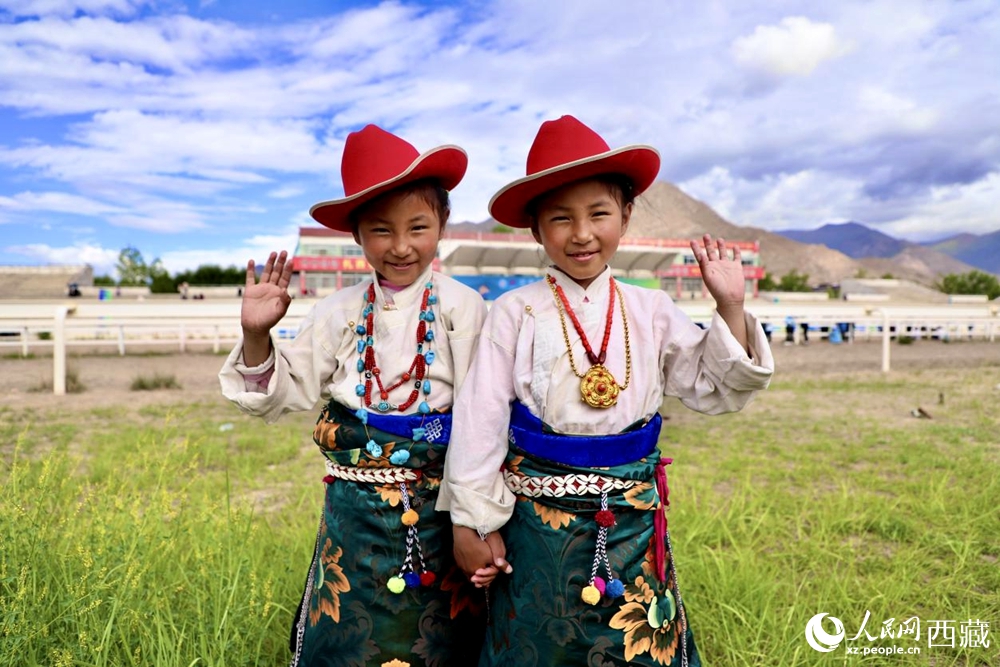 比賽現(xiàn)場(chǎng)外身著民族服飾的藏族小女孩兒。